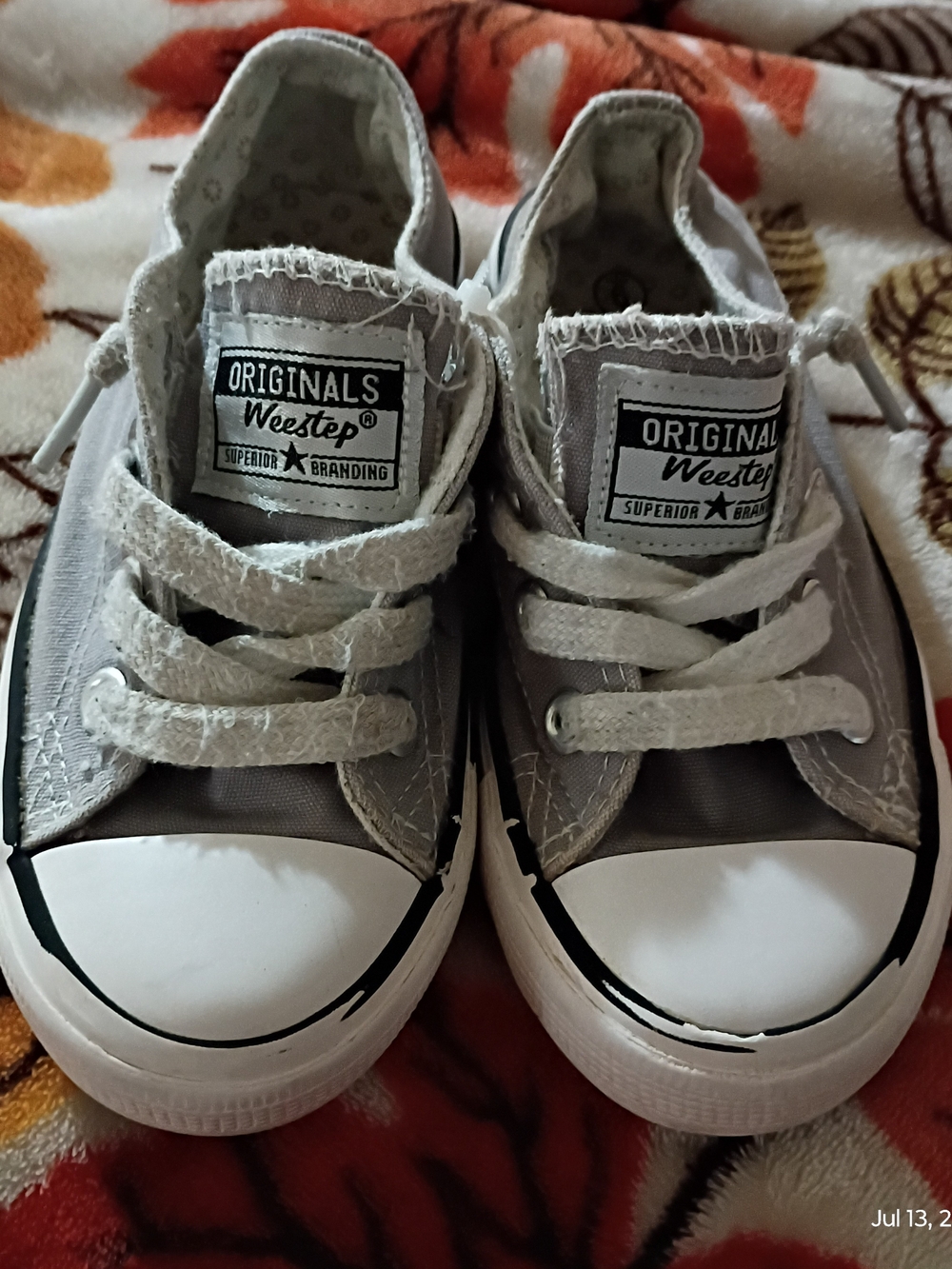 Originals Wester Kids Grey Low-Top Canvas Sneakers with White Accents